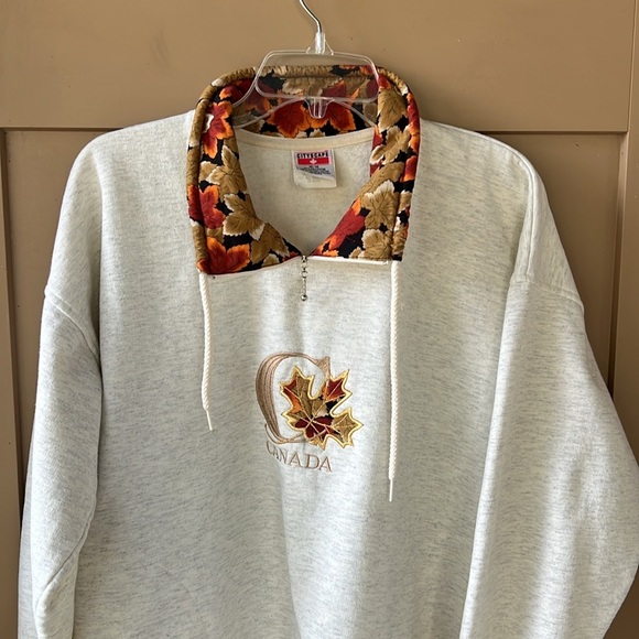 Vintage CityScape Canada Graphic Embroidered Sweatshirt Gray Maple Leaf Trim SzM - Picture 2 of 11